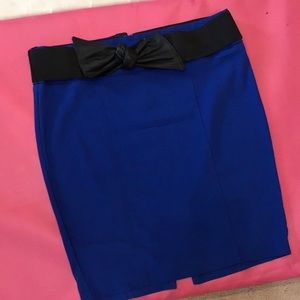 Blue Maurice’s fitted shirt with black belt